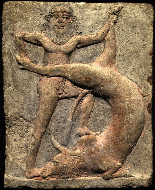 Représentation de Gilgamesh, le roi-héros de la ville d’Uruk, combattant le « taureau des cieux » ; relief en terre cuite conservé aux Musées royaux d’art et d’histoire, Bruxelles.