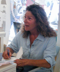 Photo de Florence Arthaud dédicaçant son livre Un vent de liberté à Paimpol le 11 août 2009, à la librairie du Renard.