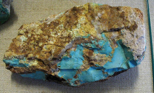 Turquoise massif bleu dans une matrice avec du quartz provenant de Mineral Park, Arizona, USA. Photographie prise au Musée d’histoire naturelle, Londres.